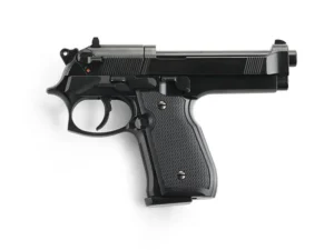 Un pistolet semi-automatique noir avec une poignée texturée, un interrupteur de sécurité et un pontet est photographié de manière experte du côté gauche sur un fond blanc net pour améliorer sa visibilité en ligne.